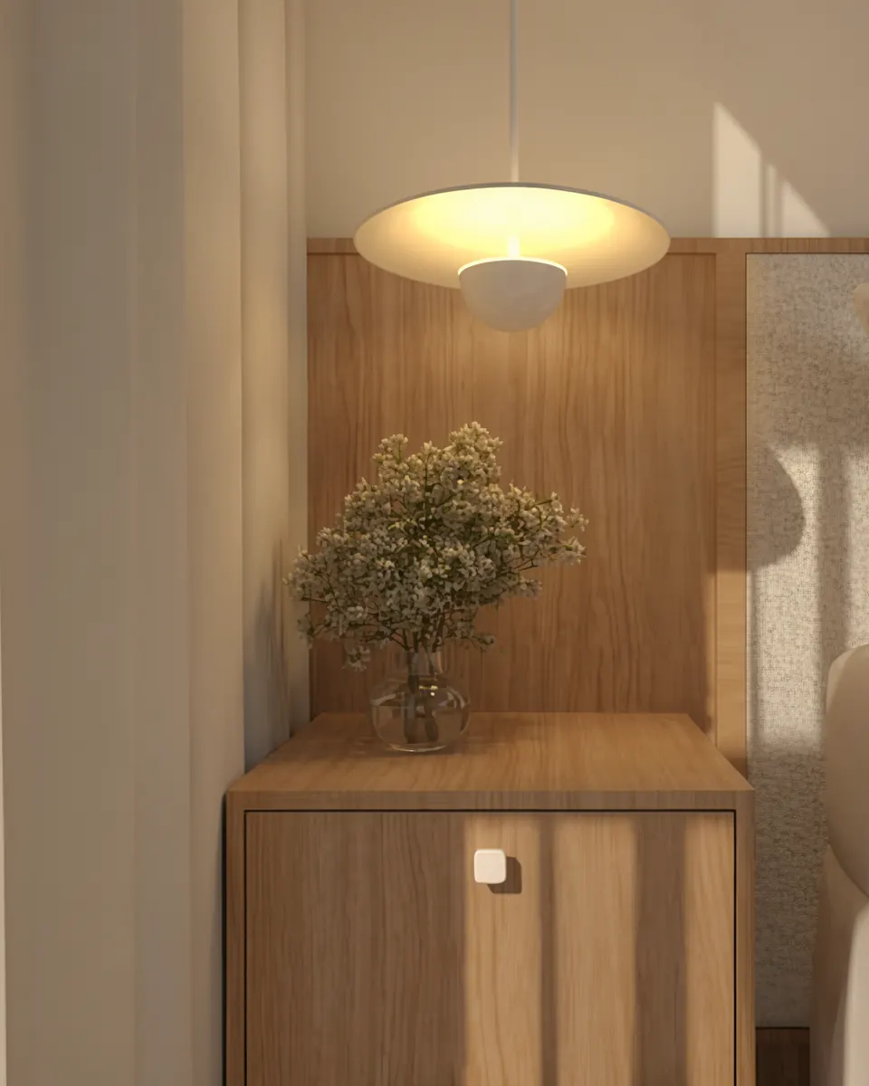 Criado-mudo em madeira com vaso de flores sob pendente de luz suave